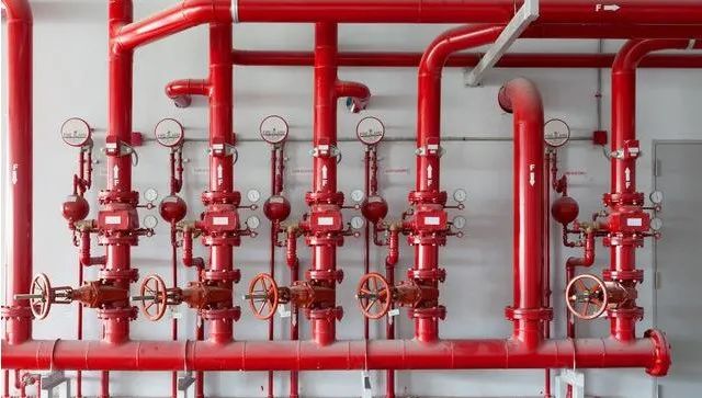消防工程水管支吊架安装指南与灭火器维修常识